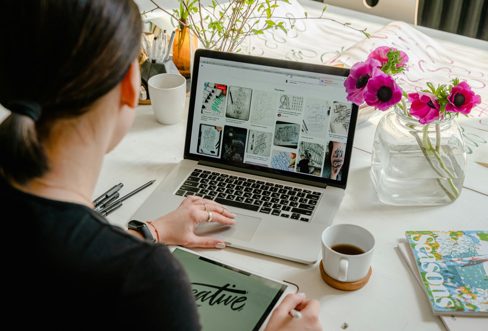 Designer-Arbeitsplatz mit Laptop und Gestaltungsunterlagen