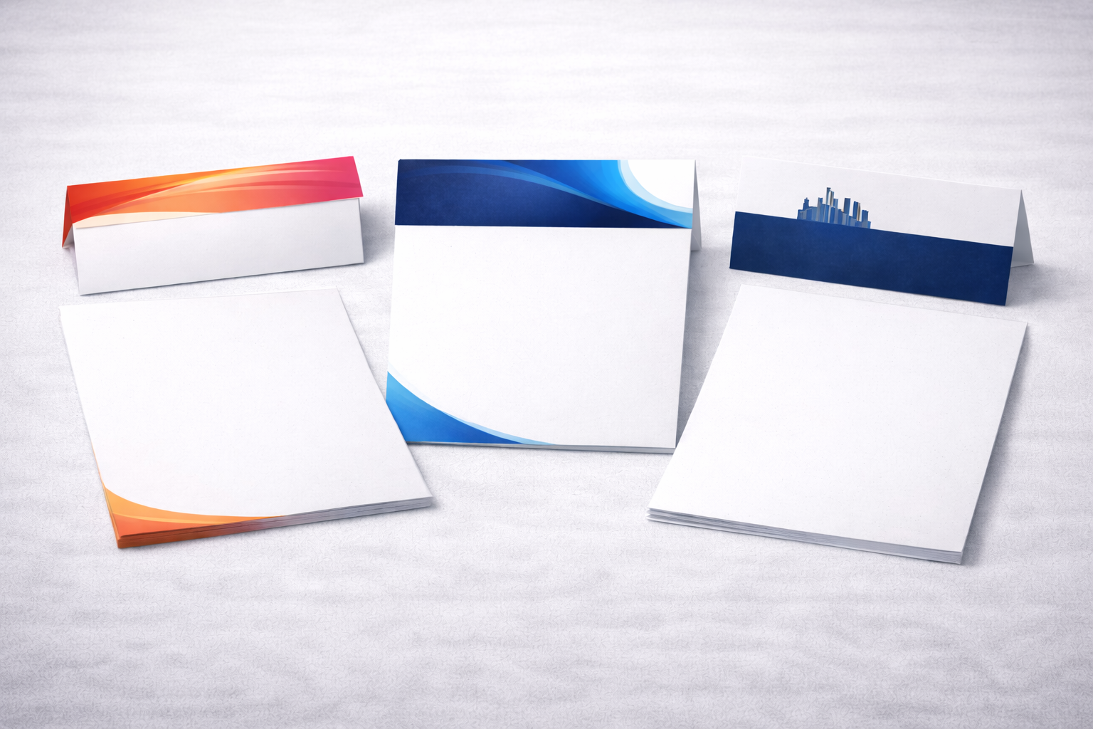 Schreibtisch mit Briefpapier